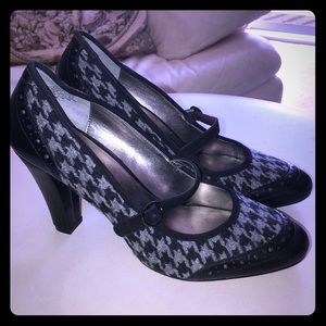 ANNE KLEIN 2 TONE MARY JANES STYLE HEELS